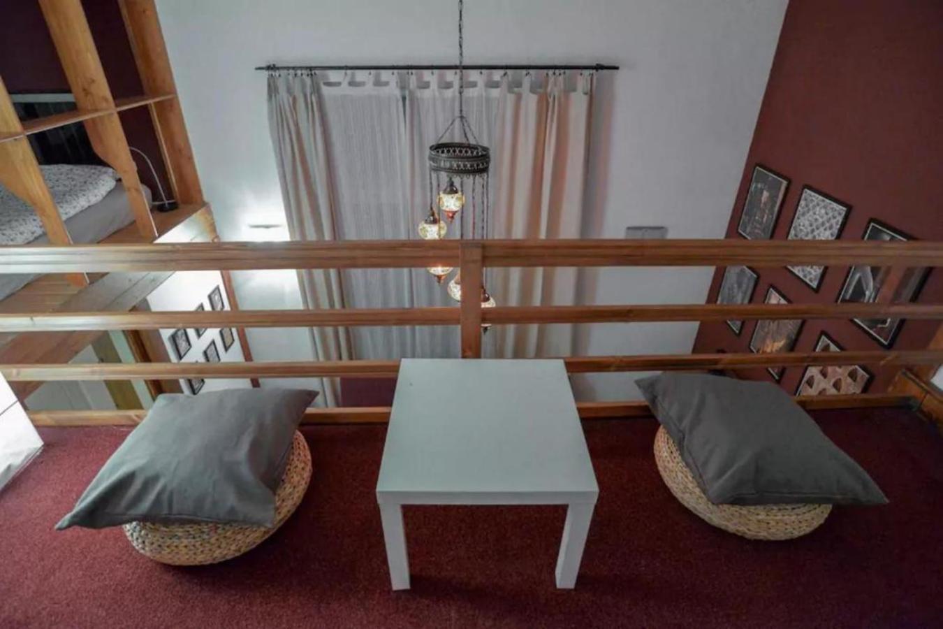 Secluded Mezzanine Near Astoria Apartmán