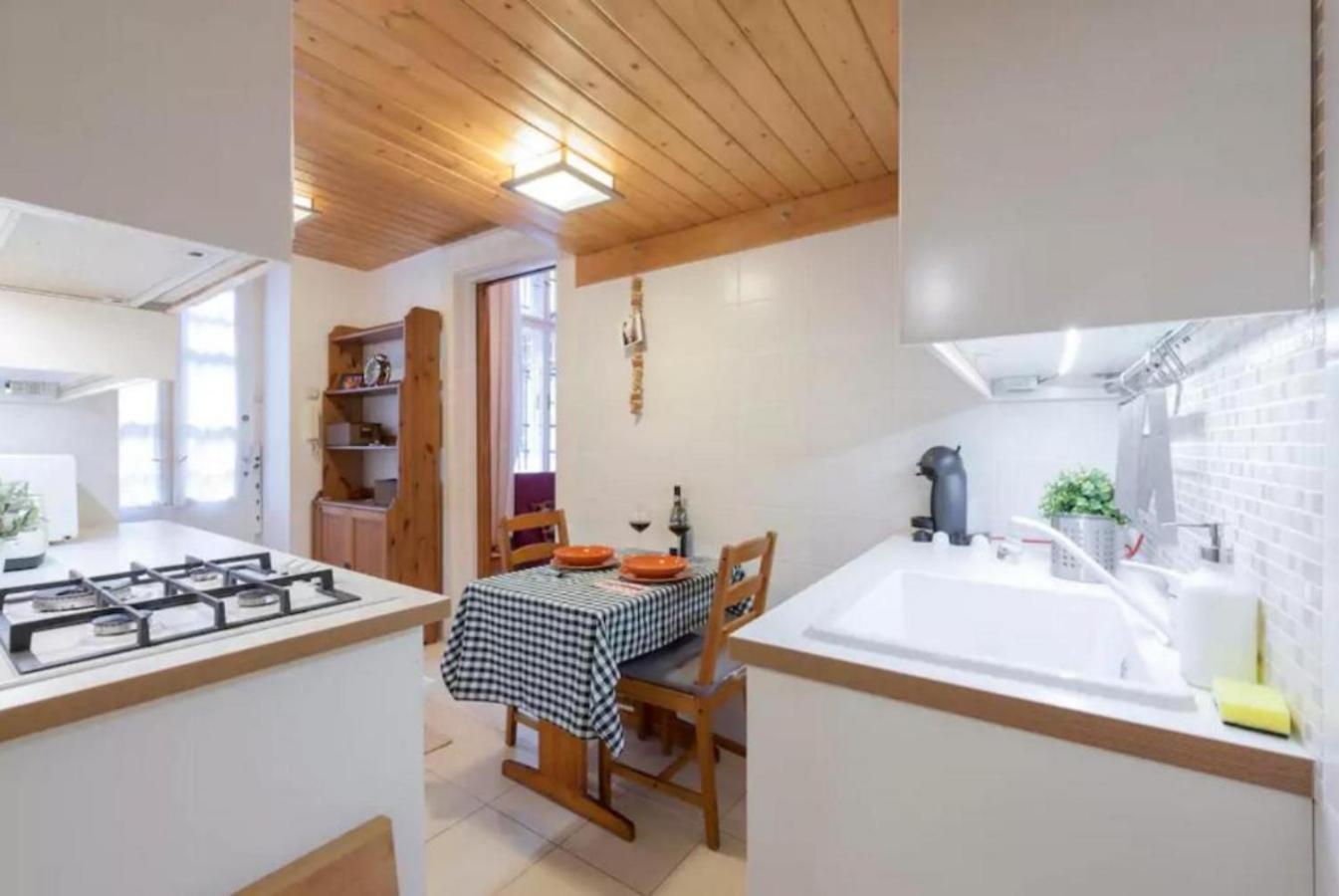 Secluded Mezzanine Near Astoria Apartmán *