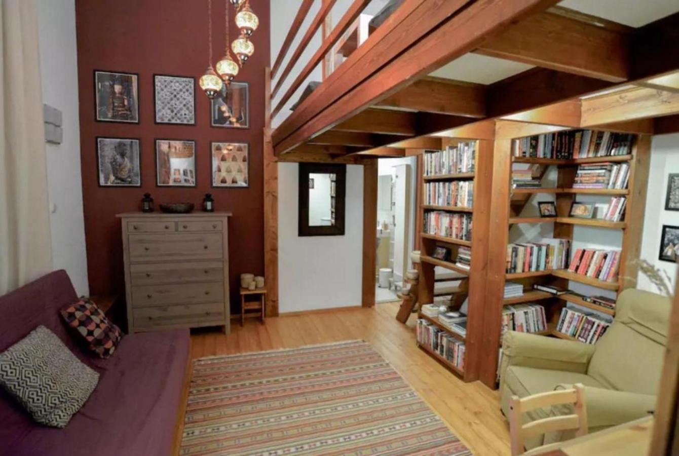 Secluded Mezzanine Near Astoria Apartmán